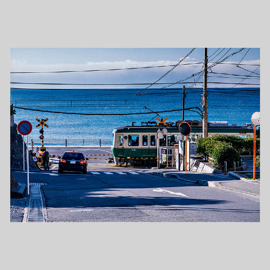 海沿いを走る江ノ電　通信面　うつろいポストカード「しきさい」　株式会社エヌ·ビー·シー社製　NBC
